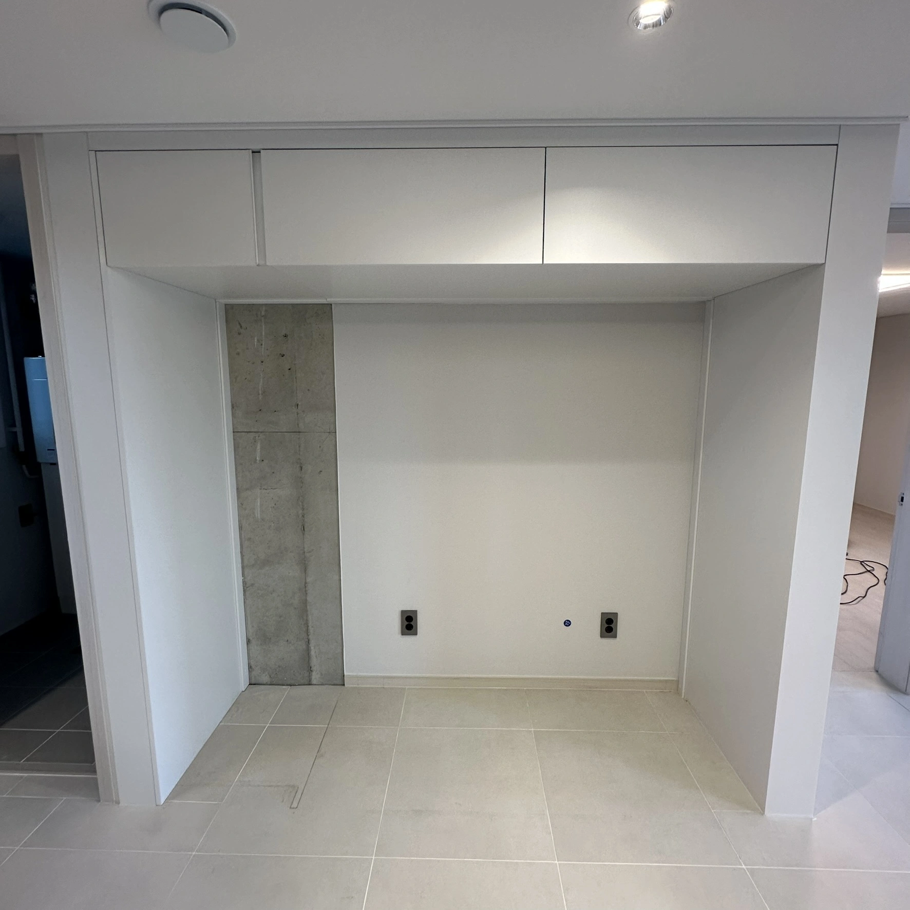 냉장고장 상부 칸막이 철거 후