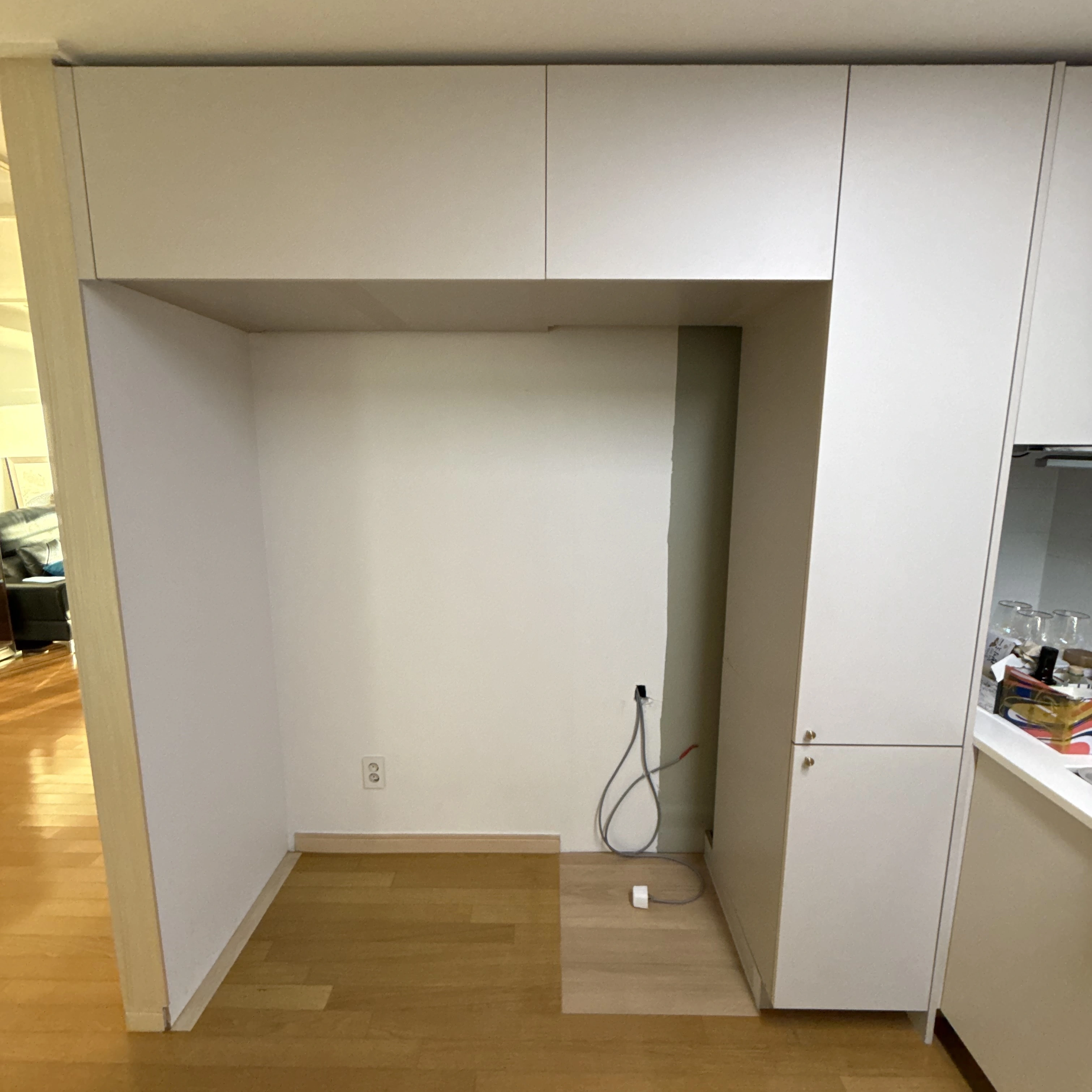 냉장고 옆 붙박이장 철거 후 공간 확장