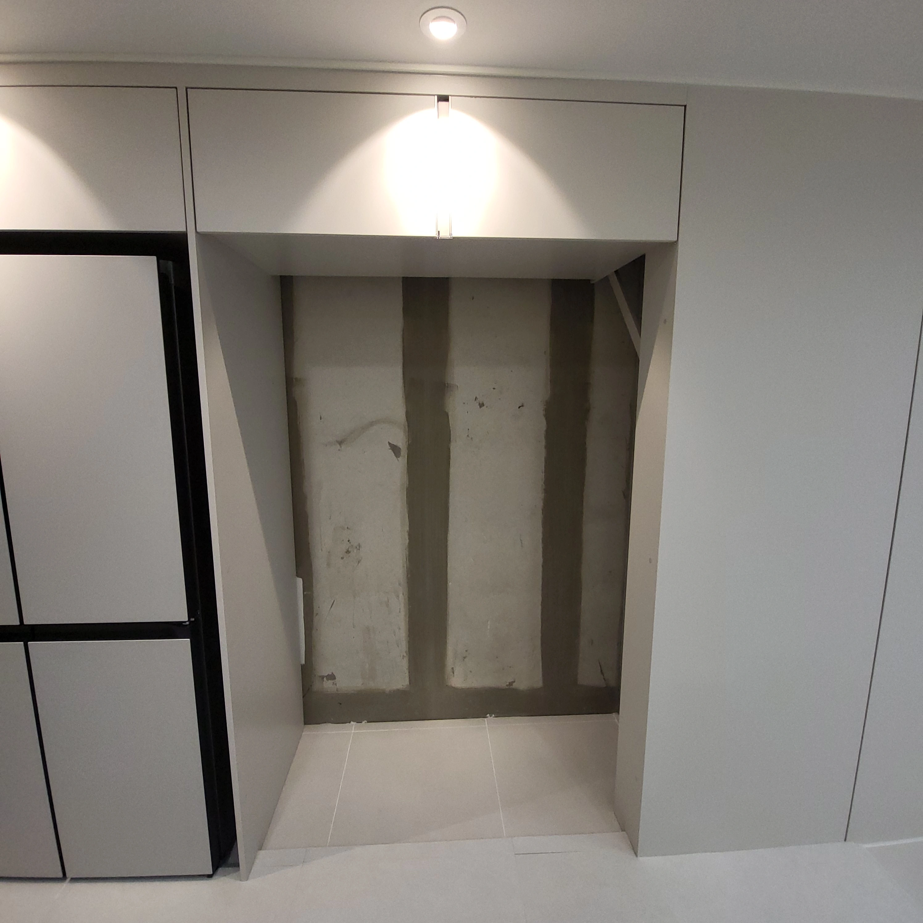 냉장고장 상부 수납장 설치 완료