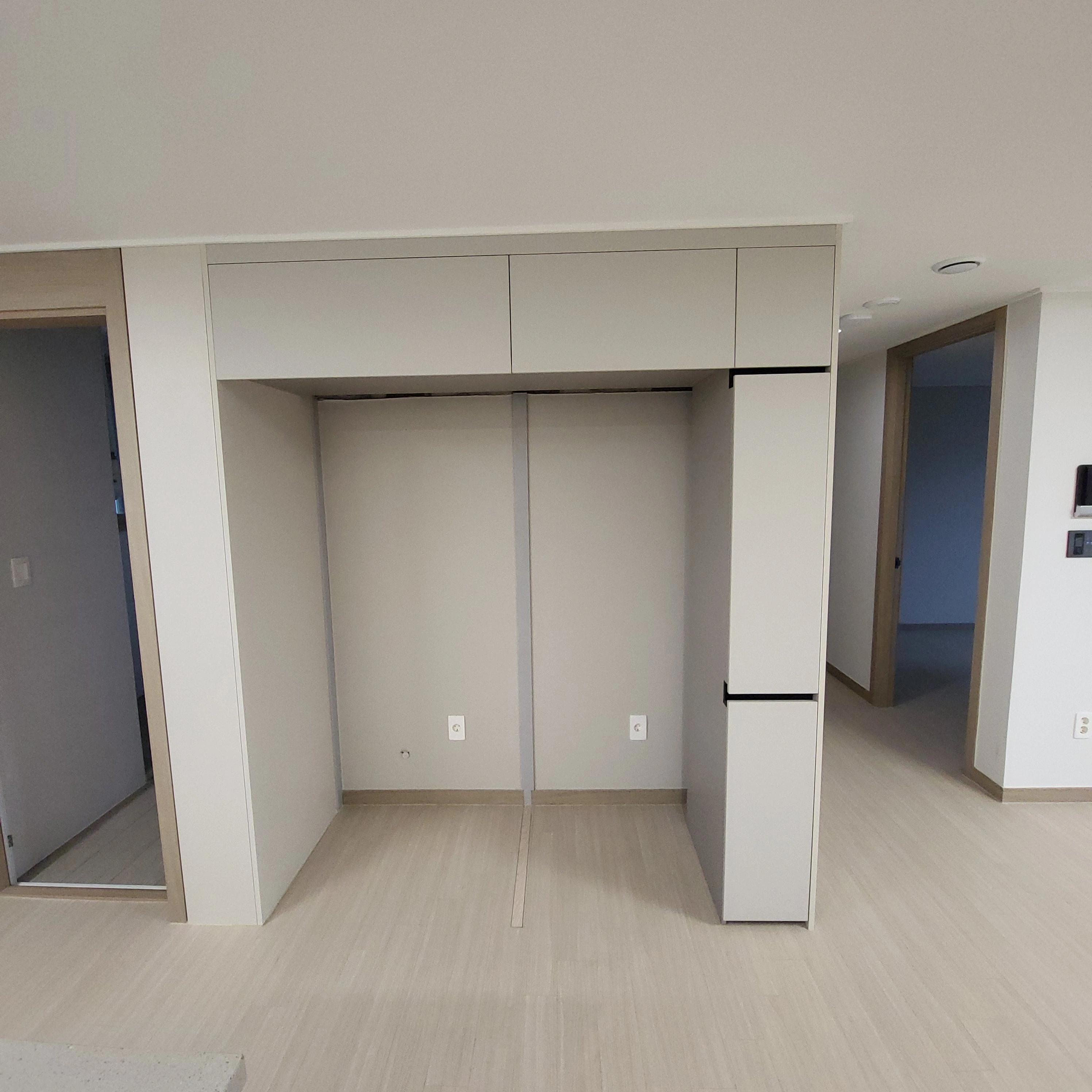 냉장고장 칸막이 철거 후 쪽장 추가 완료