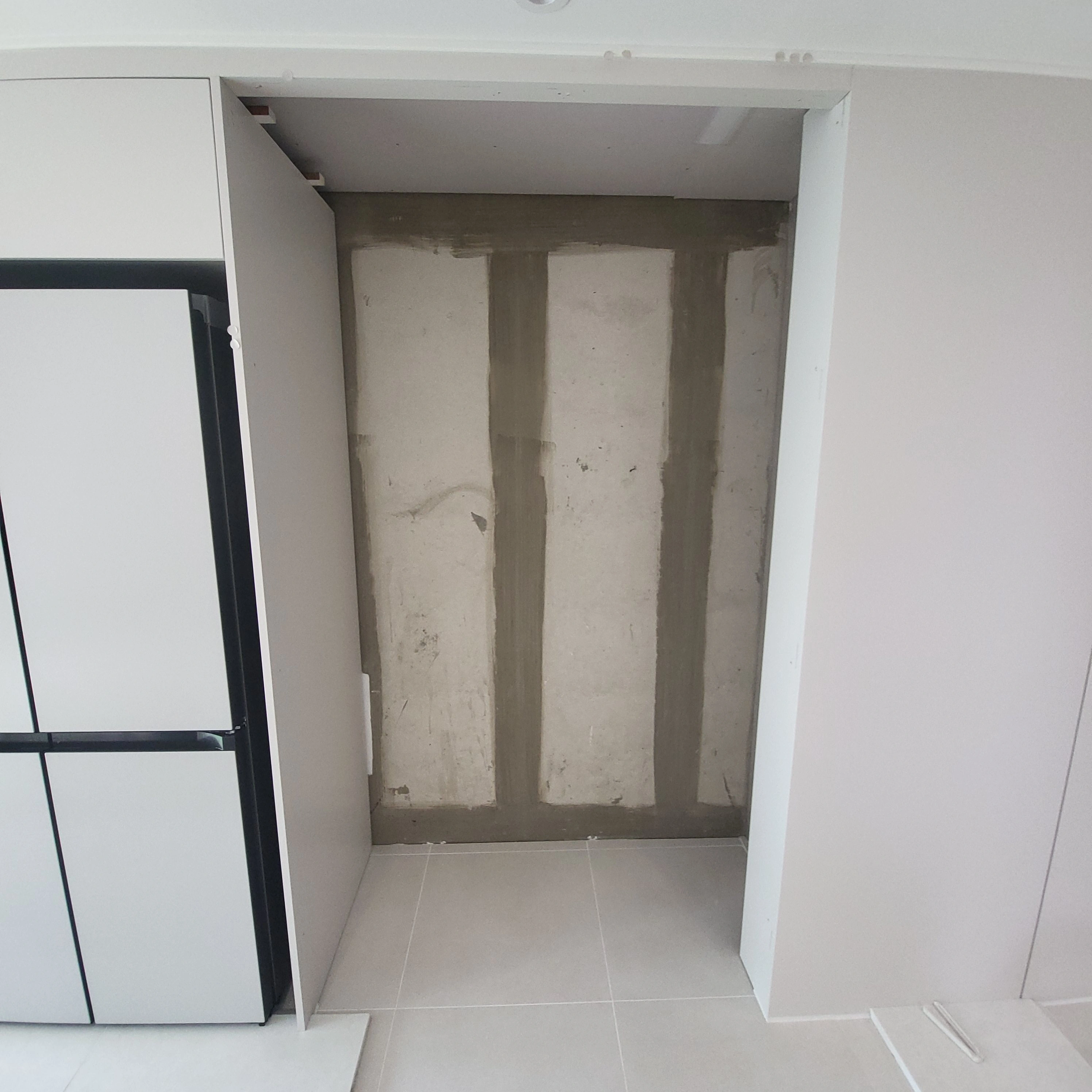 냉장고장 붙박이장 철거 직후 상태