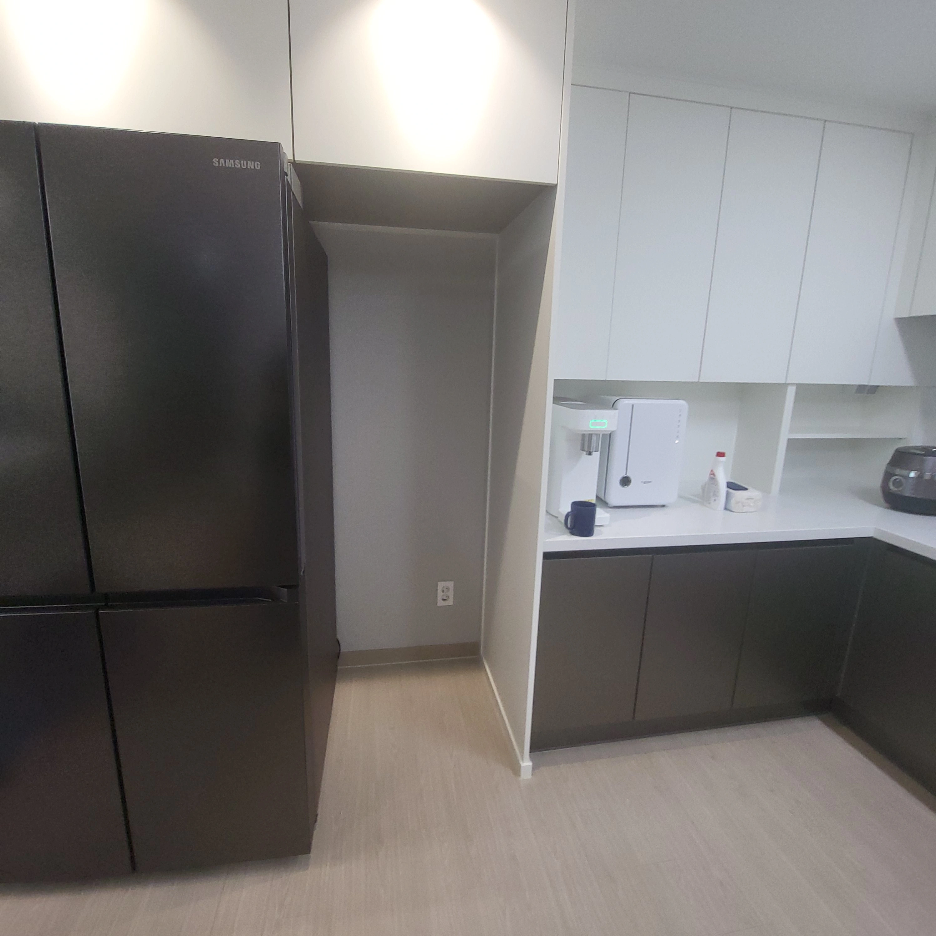 삼성 냉장고 옆 빈 공간 쪽장 제작 전