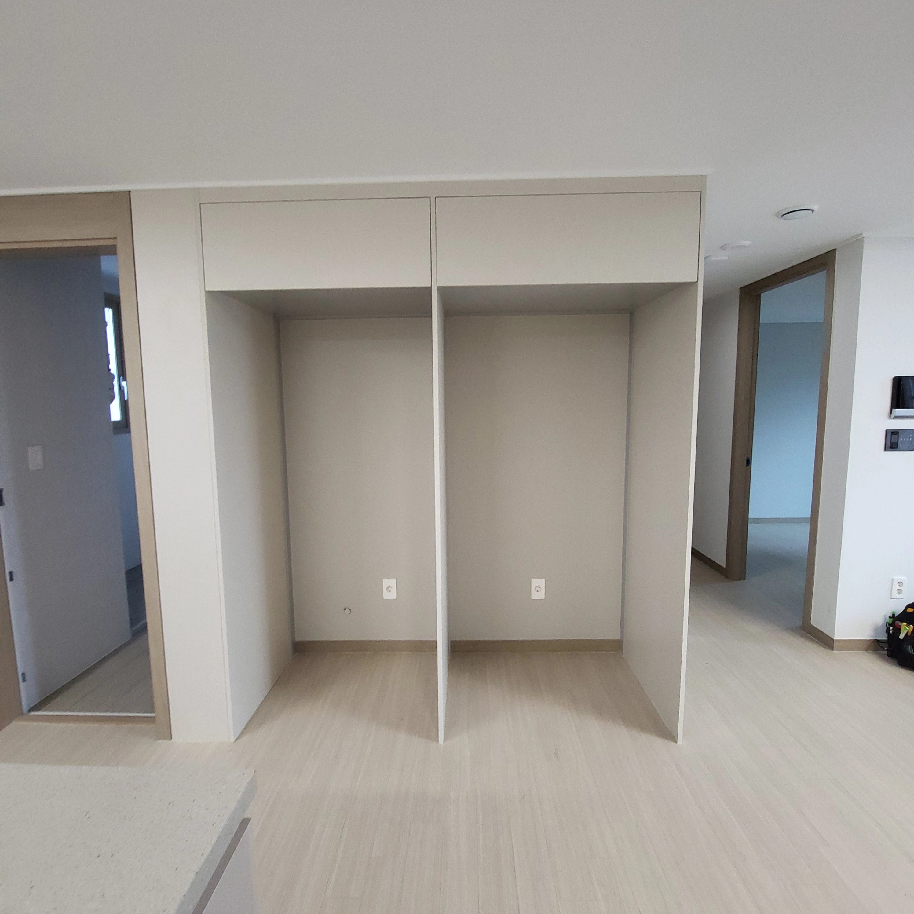 냉장고장 가운데 칸막이 철거 전